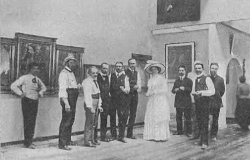 Grupa wystawców w dziale sztuki.