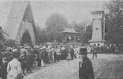 Przed brama w dniu otwarcia wystawy.