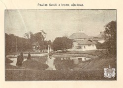 Pawilon Sztuki z bramą wjazdową.